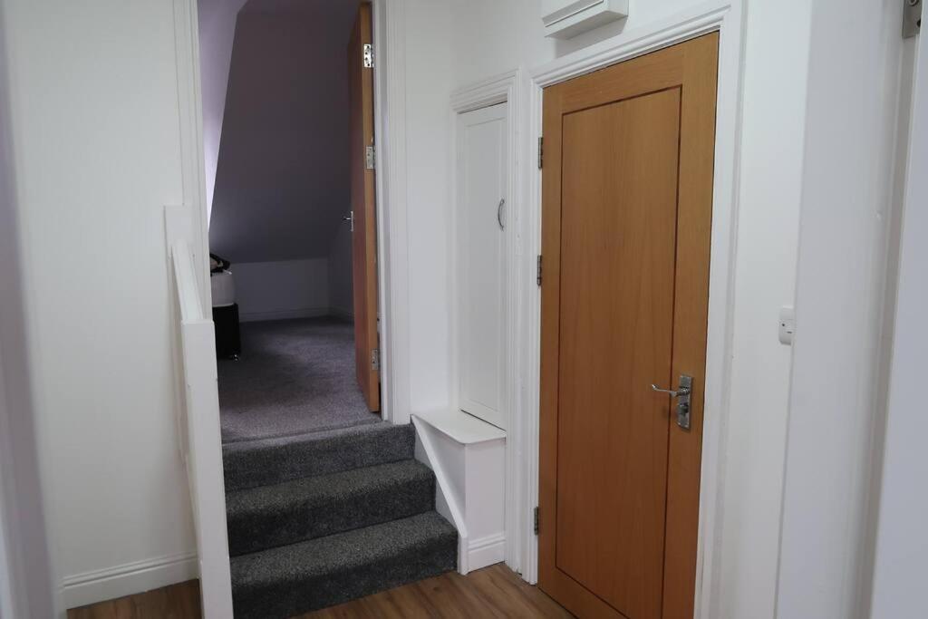 Two-Bedroom Apartment With Scenic Balcony View Shipley  Extérieur photo
