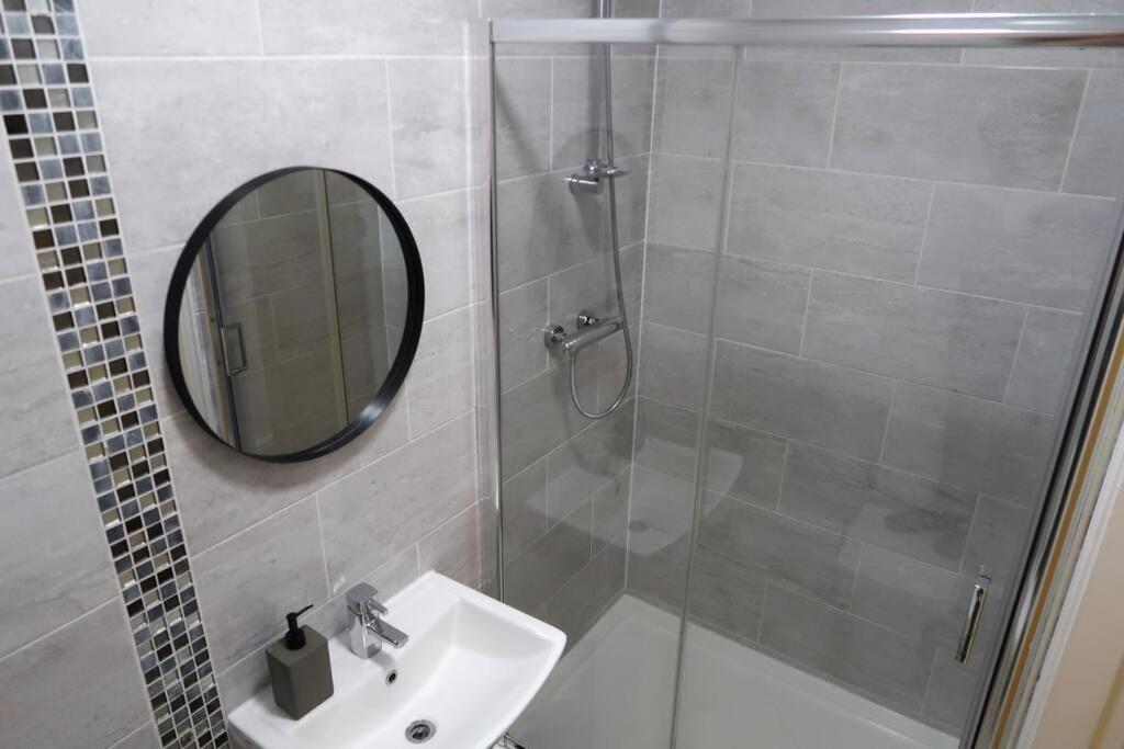 Two-Bedroom Apartment With Scenic Balcony View Shipley  Extérieur photo